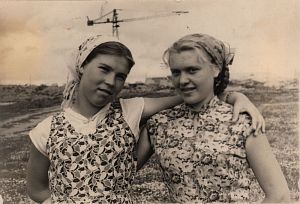 1955-59 гг. Строительство заводских корпусов. Первая продукция